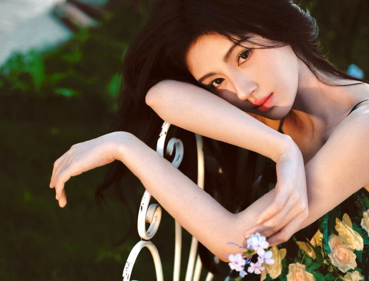 鞠婧祎身穿碎花裙今日营业这组蛮美 ​​​