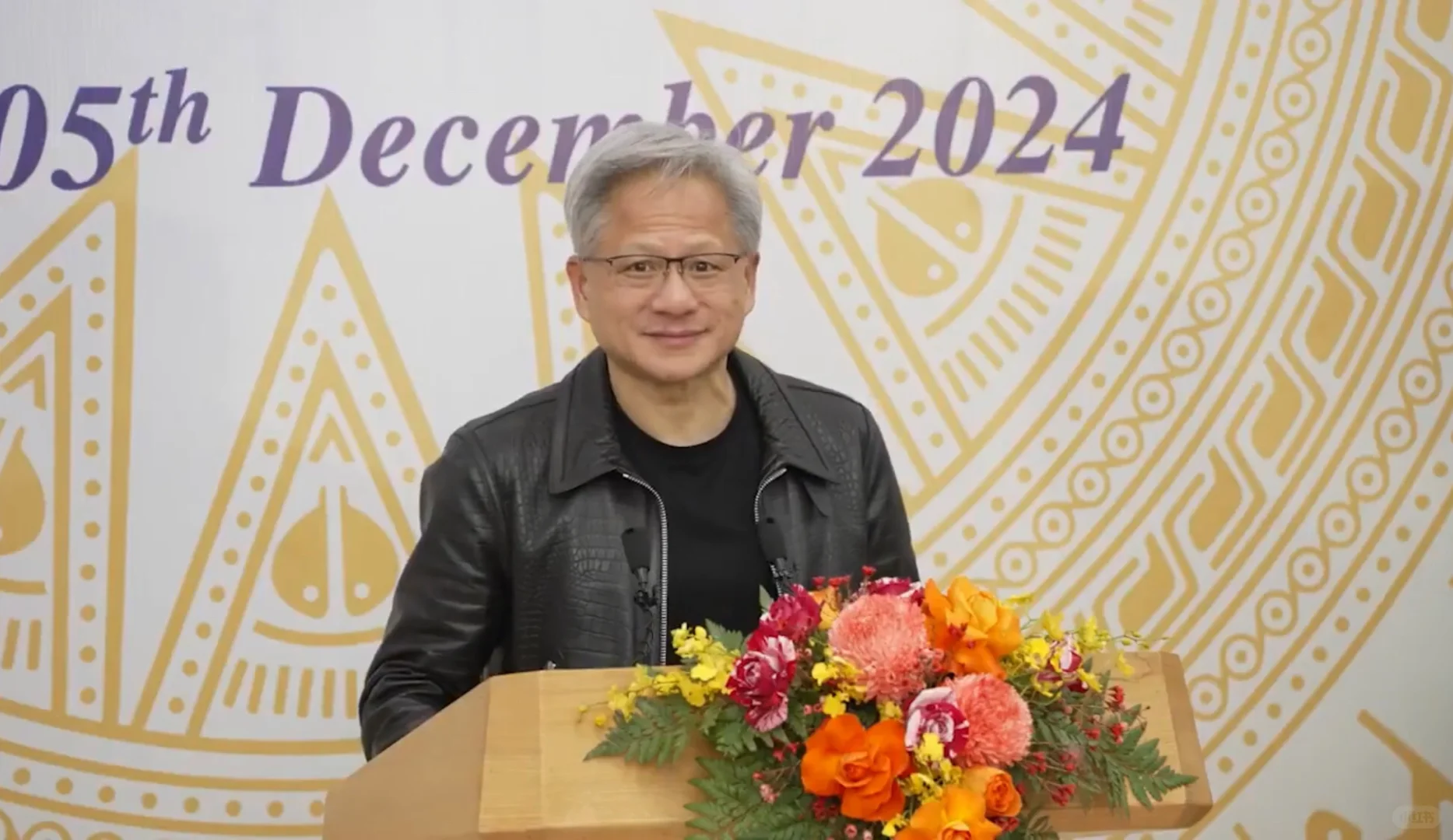 英伟达公司首席执行官，台湾裔美国人黄仁勋（Jensen Huang）签...