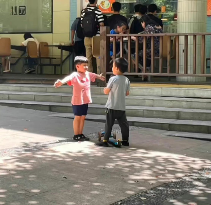 永远喜欢简单又真诚的人我的爱从来不和差点意思的人周旋。 