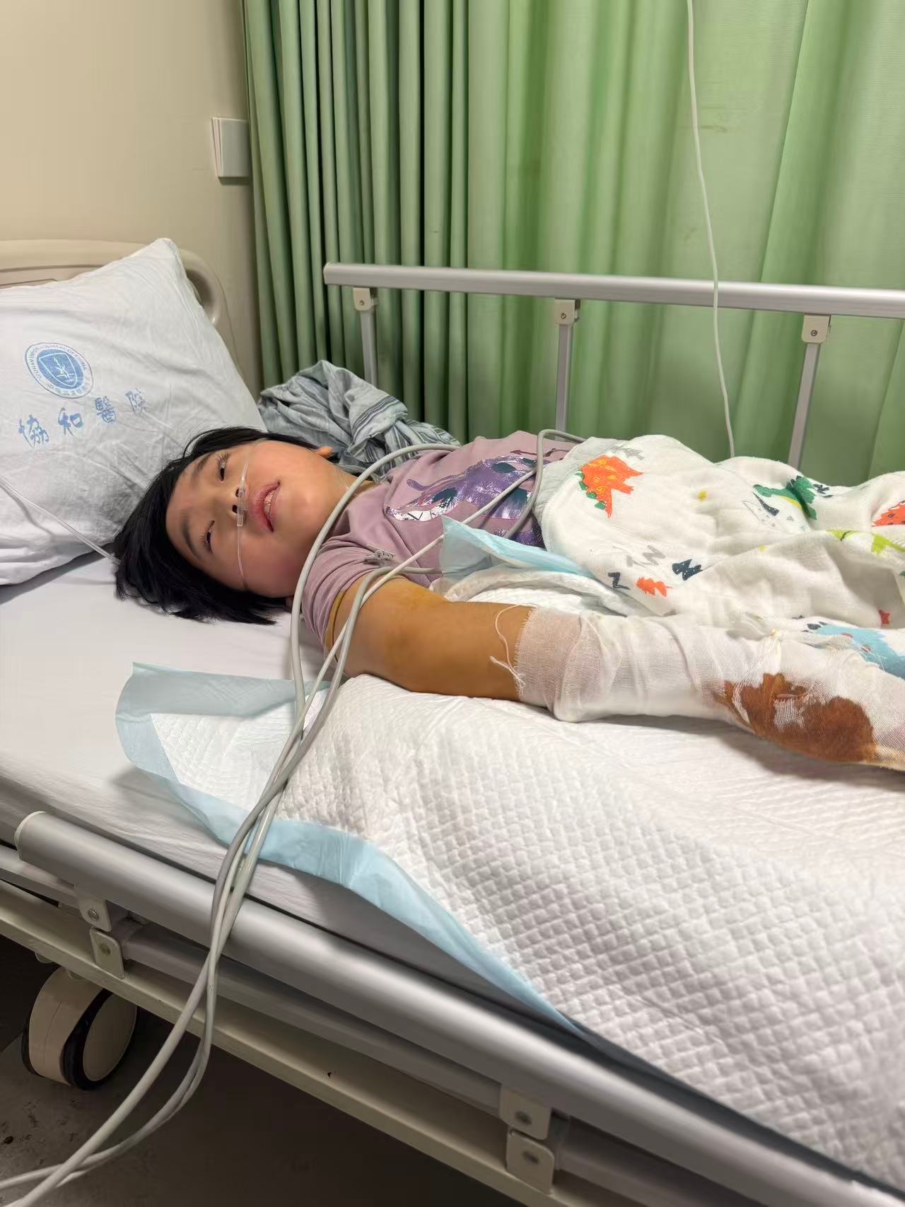可怜的卷毛哥，这一掌下去，手里多了两颗钉子。 ​​​