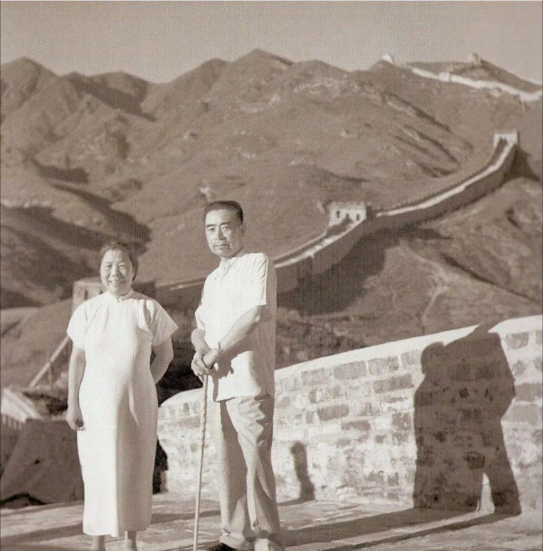 八达岭长城上的周总理和夫人邓颖超 