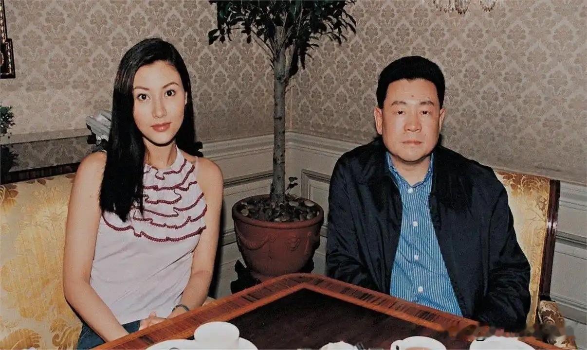 有人说香港娱乐圈的女海王李嘉欣大美人是个有脑子的女人。她婚前玩的那么花，只盯着豪