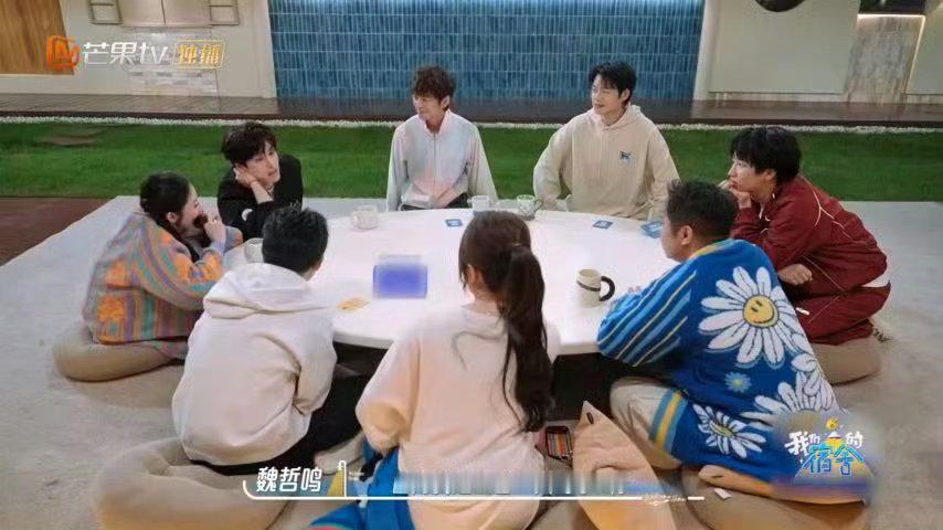 魏哲鸣迟来的剧宣我们的宿舍别人上综艺专心玩游戏，魏哲鸣时刻牢记宣传KPI，借着游