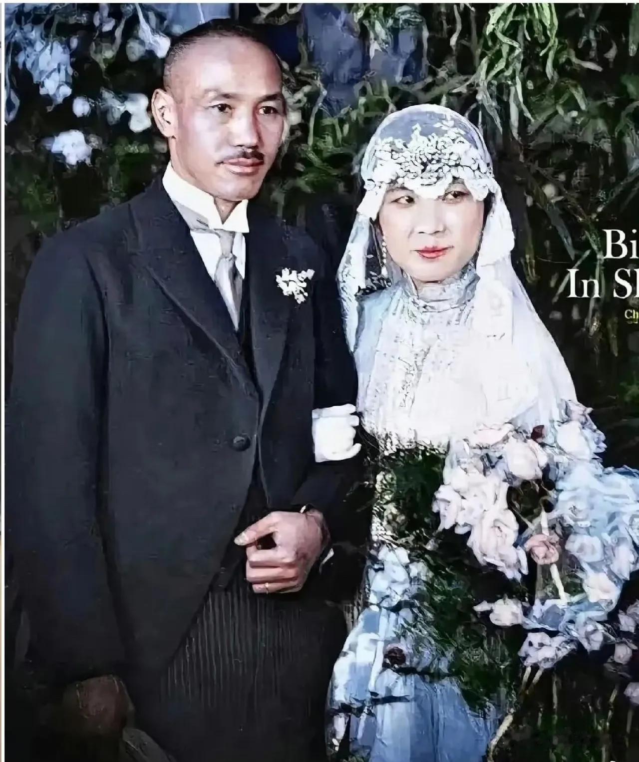 真是与众不同啊！
这是蒋介石与宋美龄在1927年12月1日，在上海举行的婚礼。