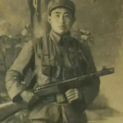 1951年，朝鲜战场上，一新兵正在擦拭大炮。忽然他抬头看到了敌方阵地中的一个奇怪