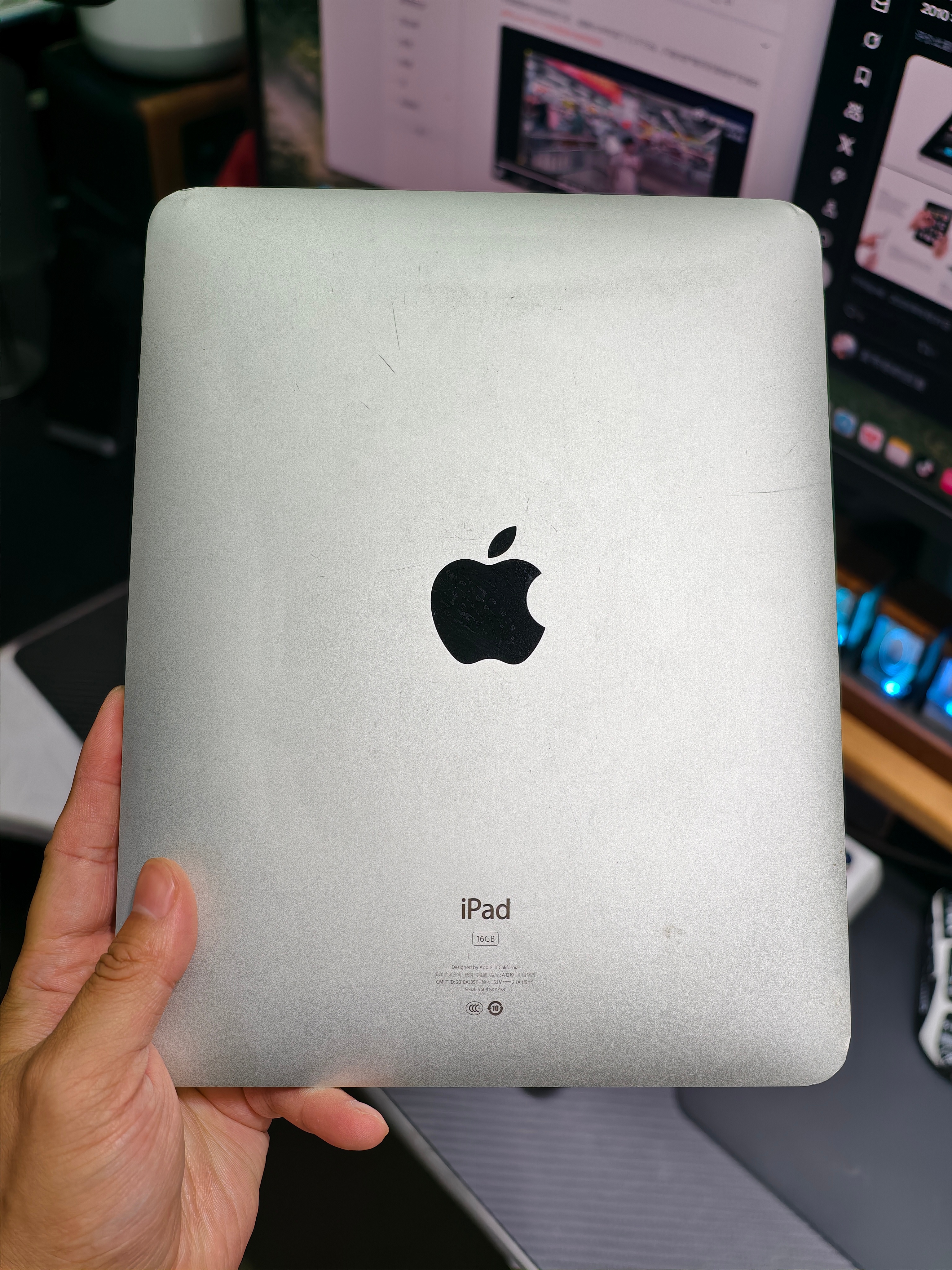 我的藏品 iPad 第一代，还是 iOS 6 的系统呢，不过很可惜电池饿死了，现