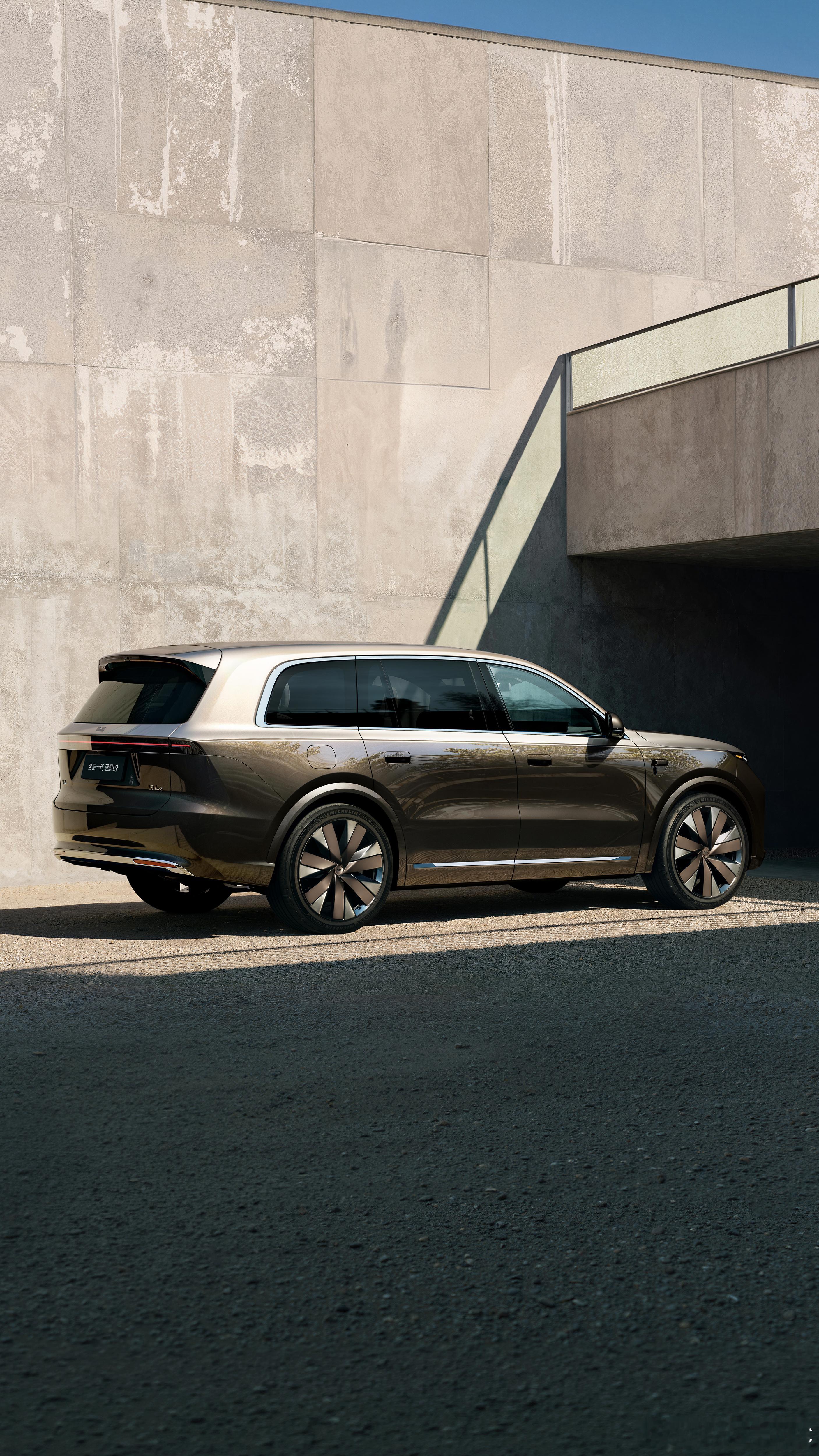 理想 L9 这套拼色确实更高级。和全新的枪灰色轮毂很搭，22 寸大轮毂 + 28