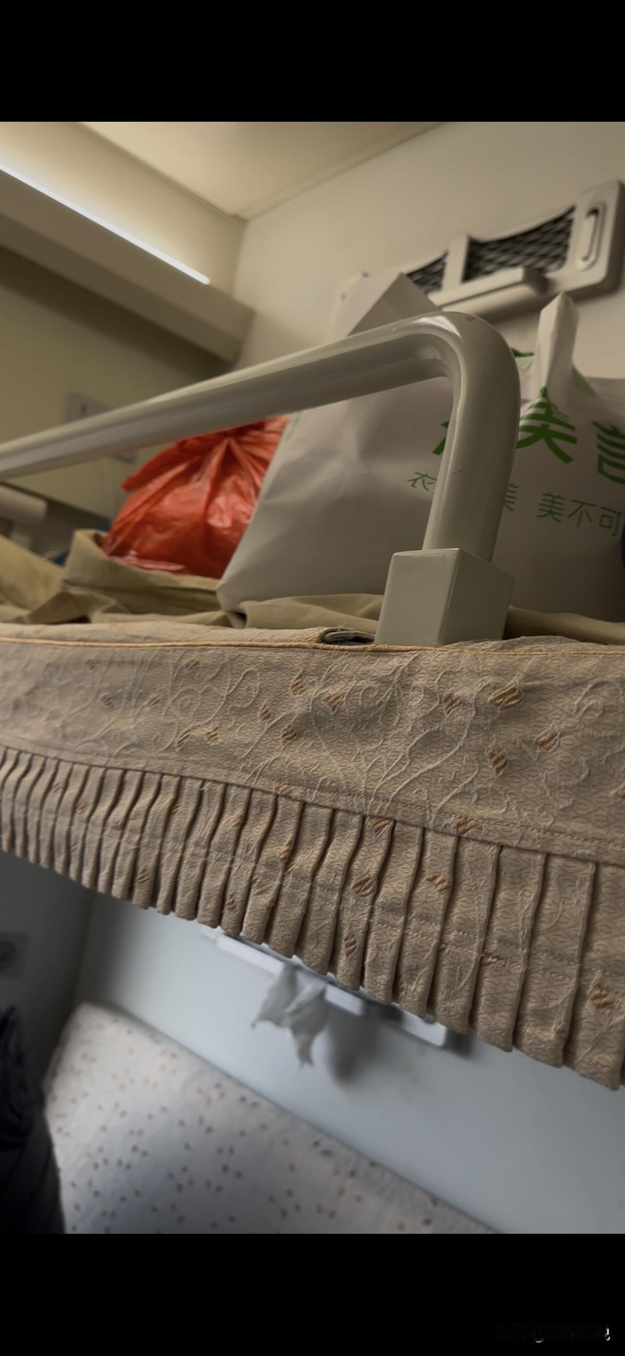 坐火车软卧回家居然解锁隐藏福利✨
四人小包间直接被我和先生包场，空落落的超宽敞