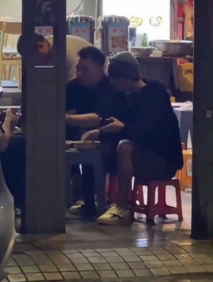 #肖战重庆暴走# 肖战重庆暴走实录有！解放碑、千厮门大桥、洪崖洞... 还有被网