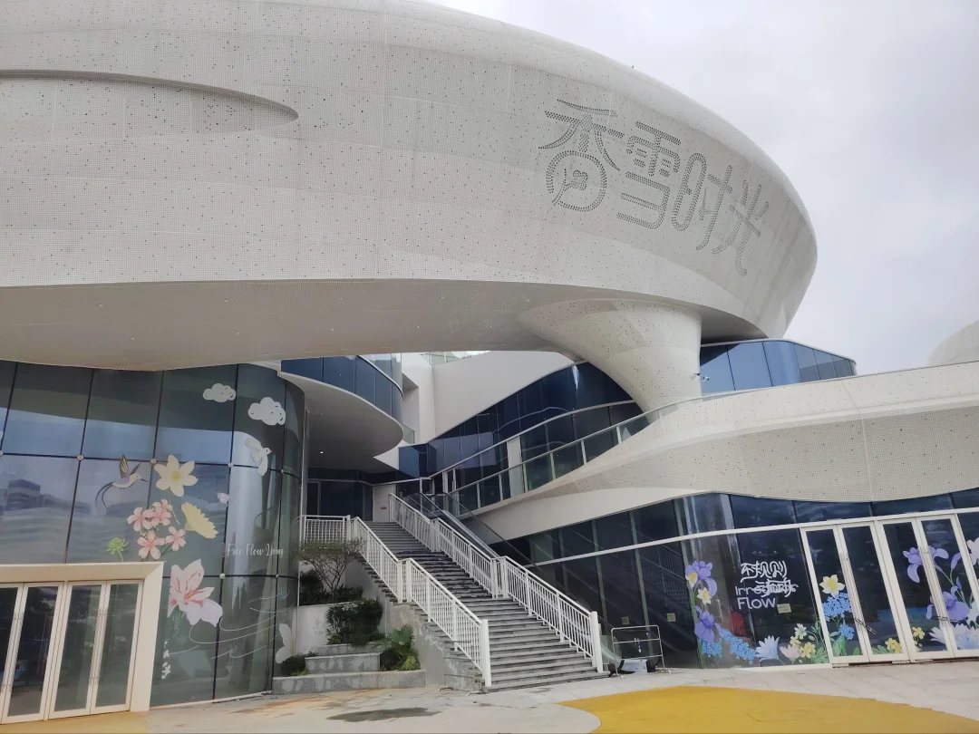萝岗商业不够发达，靠近宝能演艺中心和地铁站都建不起来一个新商城，目前还...