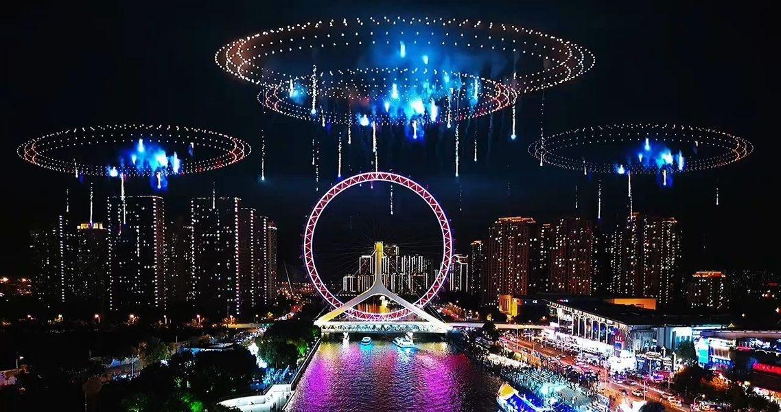 天津夜色美景无人机表演，航拍一瞬间。动画片在现，看过的估计都是80/90后吧
