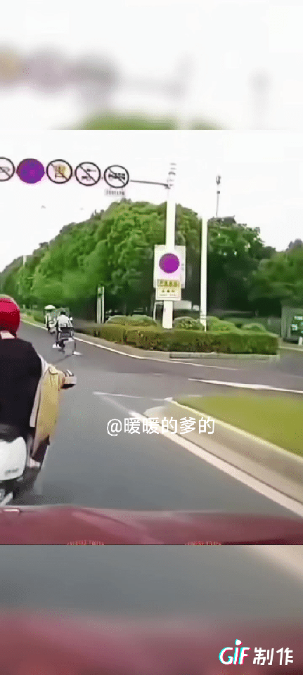 太惨了，太惨了
女孩子被撞后
第一反应是拽裙子
说明摔的不重