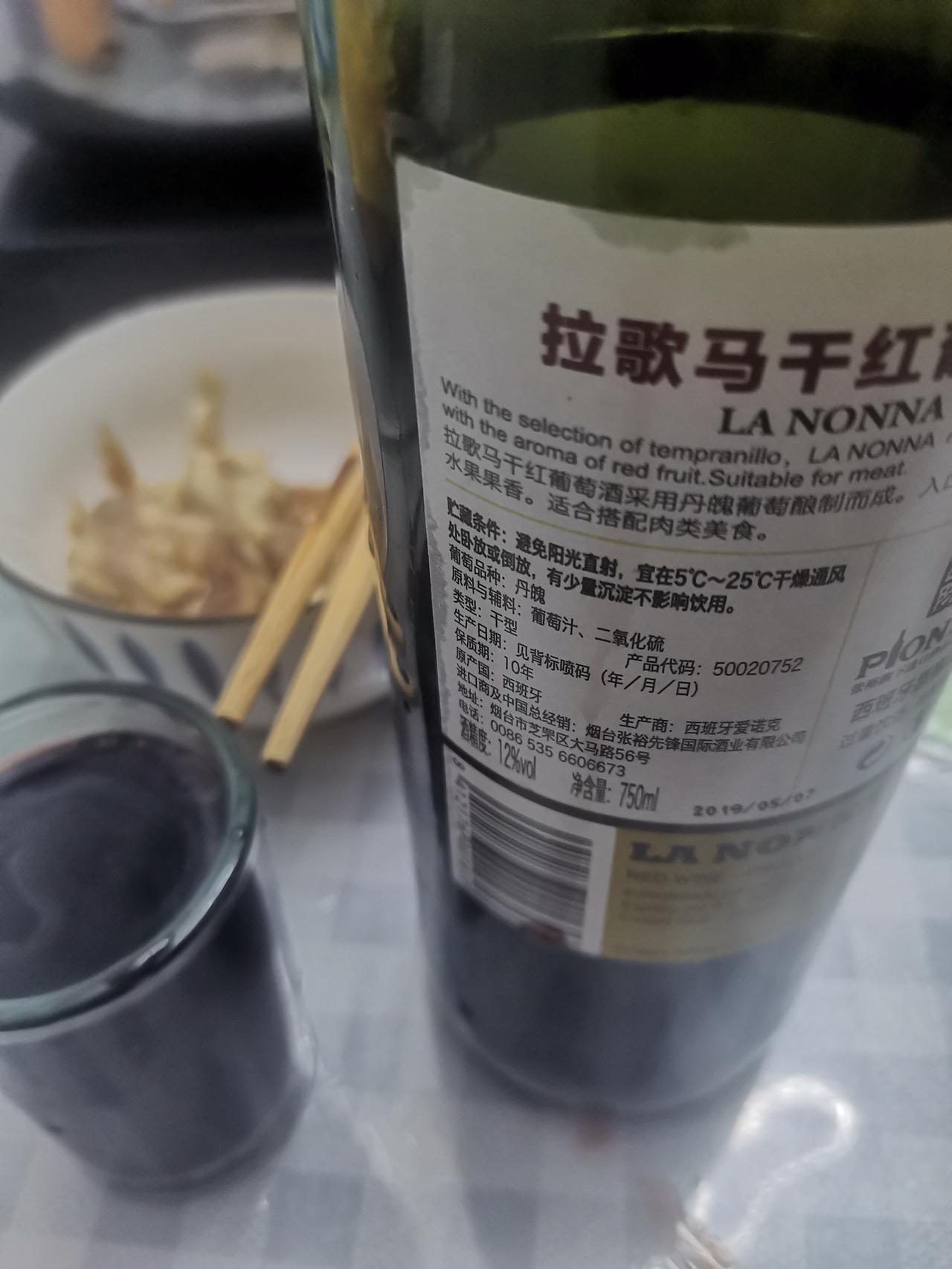 月亮爬上窗棂时，火锅正沸。
   红油翻滚着，像把整个秋天煮成了汤。斟一杯酒，琥
