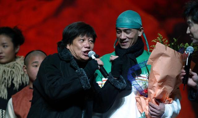 台上的梁小龙和陈小春互动有趣活跃，台下的他挺接地气的，和妻女戴眼镜出行，在水果摊