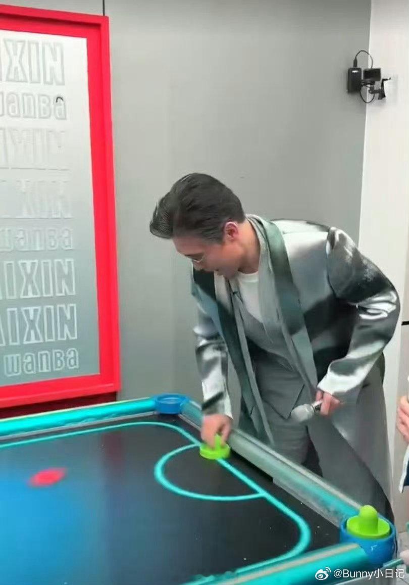李乃文丁程鑫hi6玩桌上冰球赵小棠输赢全靠一张嘴桌上冰球激战连连，李乃文丁程鑫平