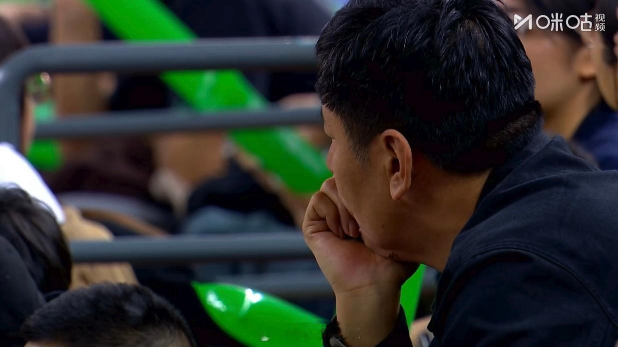 浙江男篮主教练丁伟今晚观战了新疆对阵福建的比赛，明天新疆队对阵浙江队，明天看看丁