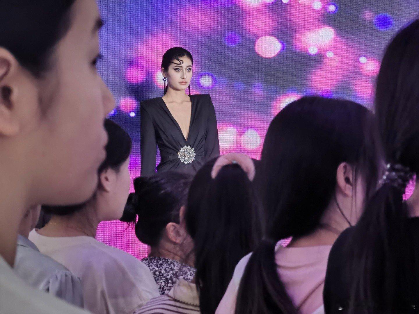 #杭州的毕业典礼好city#这位 90 后宝妈太励志了！不仅获得奖学金，还实现了