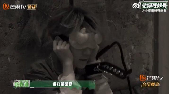 张真源唱团结就是力量密室大逃脱 张真源在密室被吓到灵魂出窍还能唱团结就是力量，这