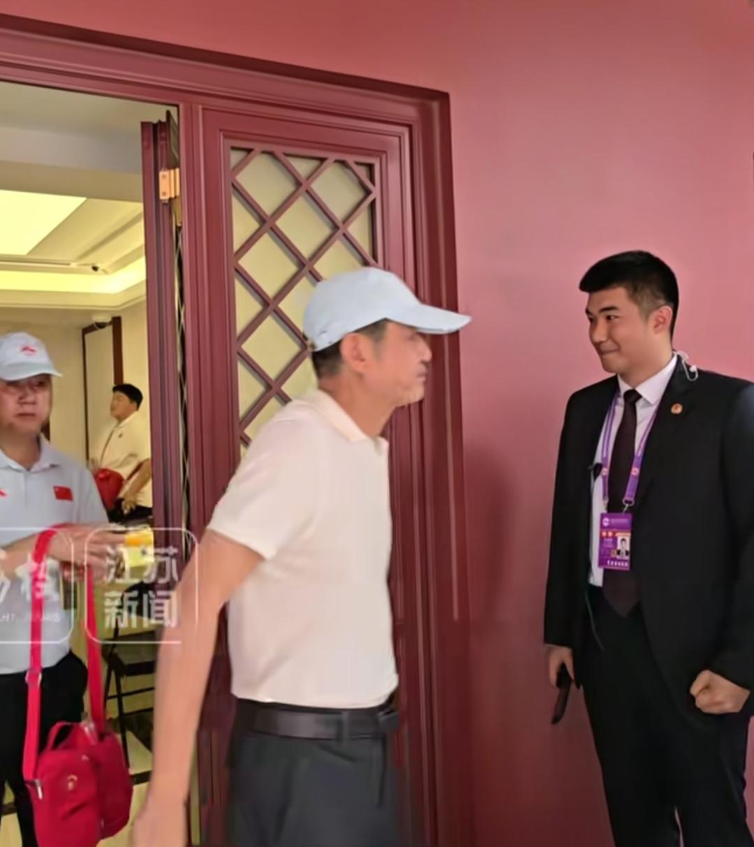 曾经的中国女排主教练，
陈忠和老先生，
也收到了邀请，
出现在抗战胜利大阅兵的观