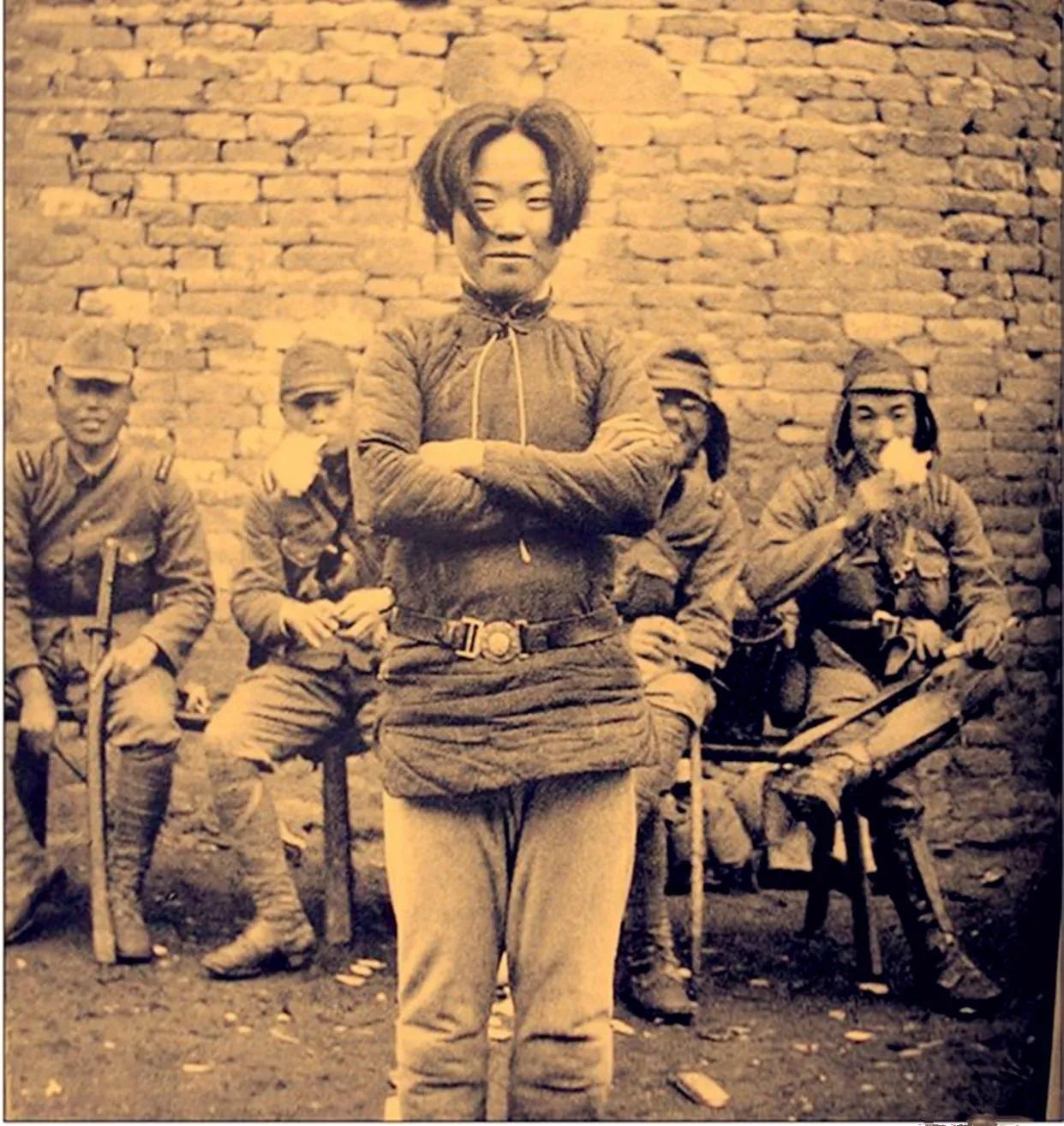 1938年，几个鬼子竟然当众轮番侵犯了一名女战士。然而，女战士只面无表情的看着这