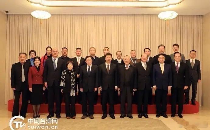 赖冠霖说换赛道，这是从娱乐赛道换到社会赛道了啊～[吃惊] ​​​