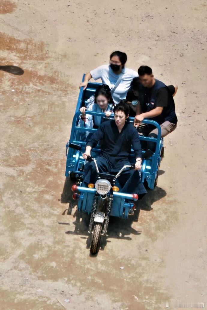 王鹤棣到底有多少宝宝巴士两轮的是街头潮男座驾，三轮的是片场漂移神器，四轮的是豪华