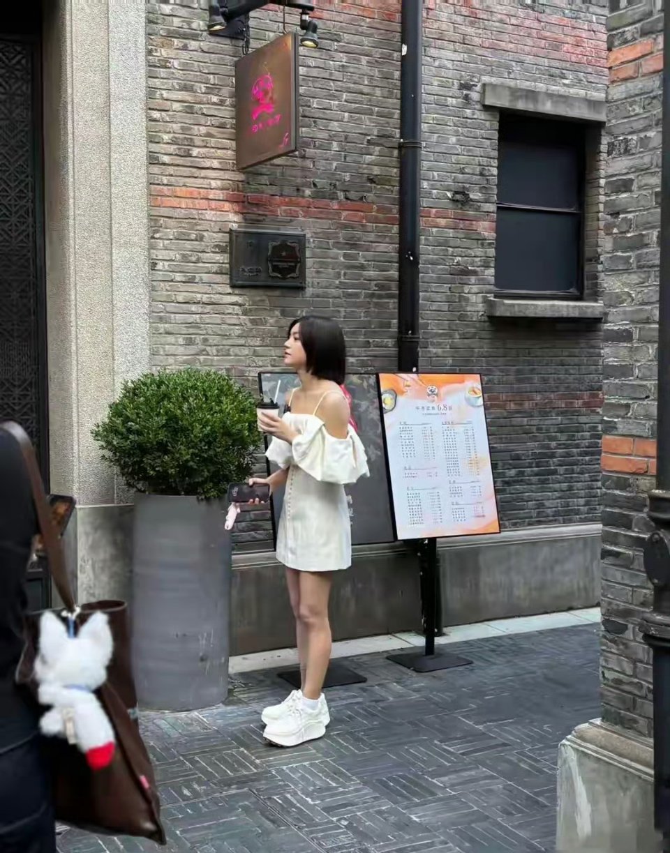 上海滩餐厅偶遇陈妍希，看着瘦了些小小只，40多岁的人打扮像少女 ​ ​​​