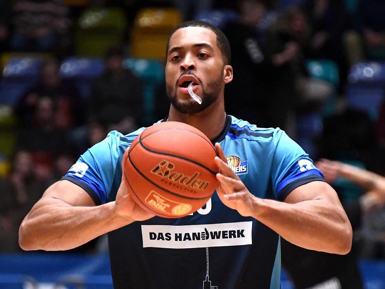 CBA最新消息：据直播吧报道：辽宁男篮已经与效力于德国联赛的大外援杰登·勒迪达成