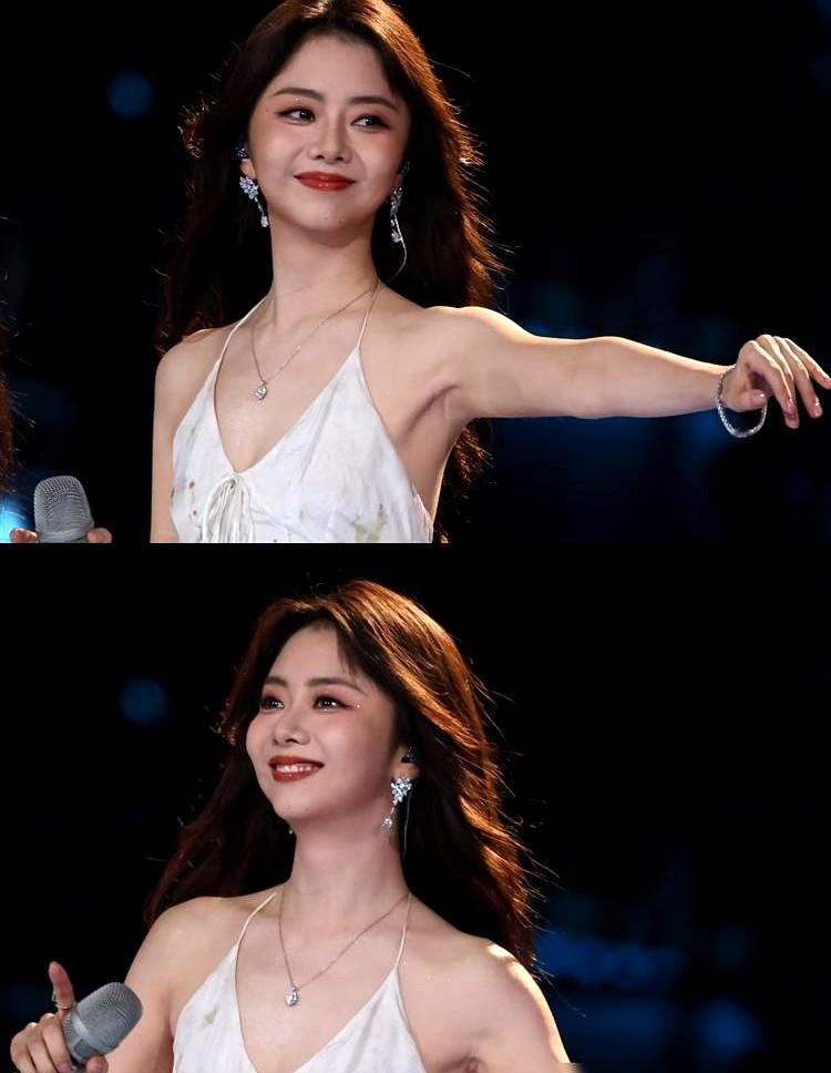 闺蜜从横店回来一句话炸群——“谭松韵真人就84斤”，配图里人家穿牛仔裤黑皮衣低头