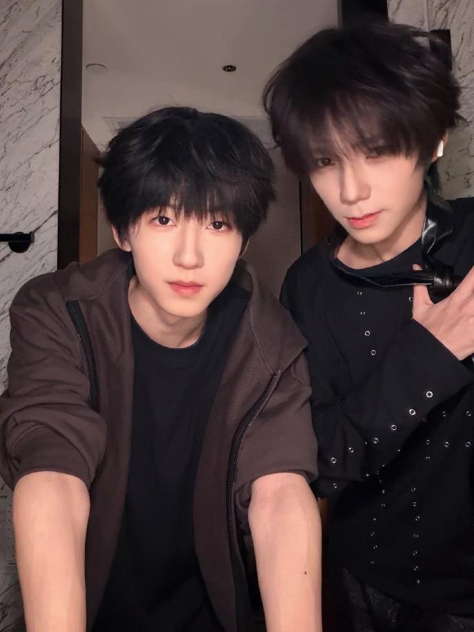王橹杰杨博文更新iG王橹杰and杨博文 美貌稳定发挥中⏳感受这两张帅脸⬇️微博夏