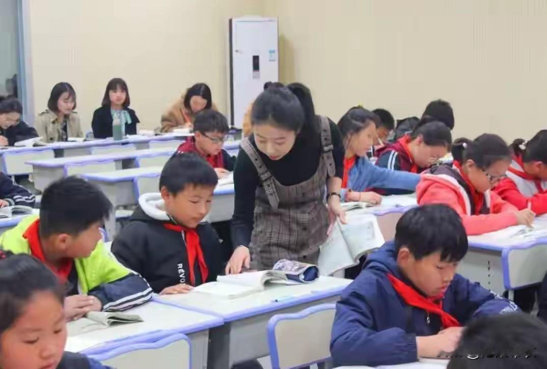 你最想对哪位老师说句什么？小学英语老师是我的英语启蒙老师，可惜我学不好。对不在栽