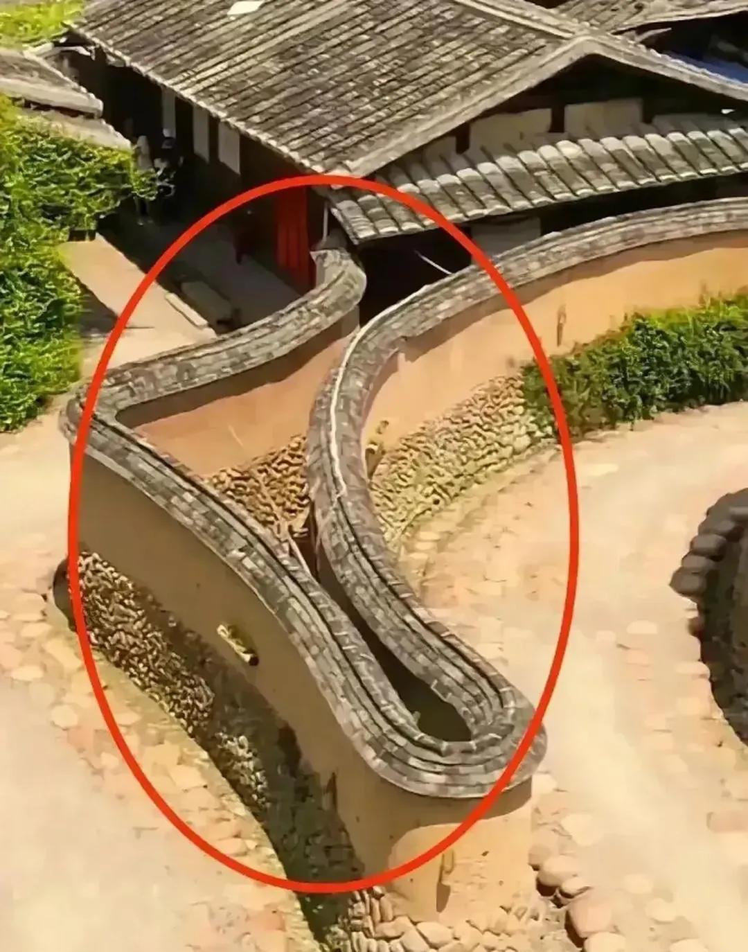 这种设计恐怕是天下唯一吧？这个拐出来的院墙，包住的地方实在太窄了，似乎连一个人都