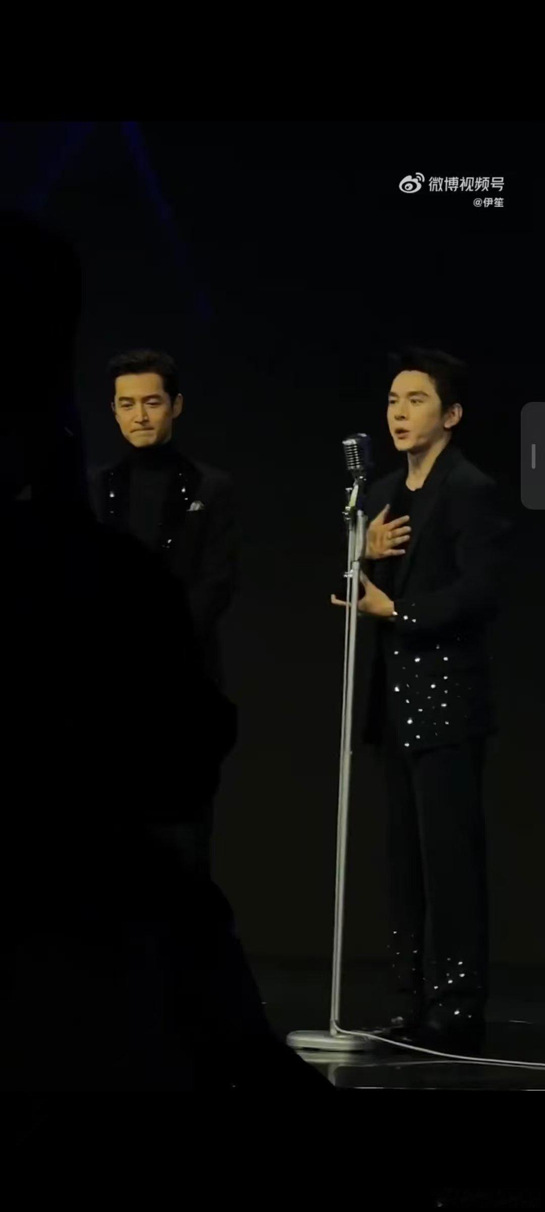 李佳琦把胡歌夸害羞了胡歌李佳琦同框颁奖！现场的欢乐氛围直接拉满 