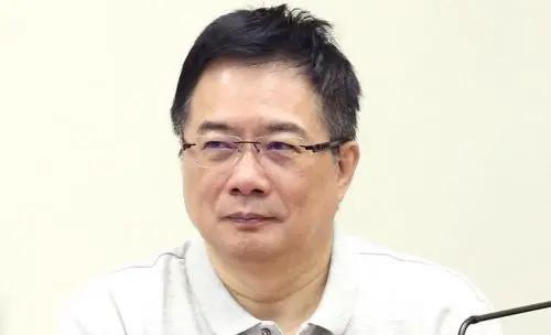 蔡正元也开始甩锅给大陆了。蔡正元在他的节目中说美国要对台湾实施对等贸易，要叫台湾