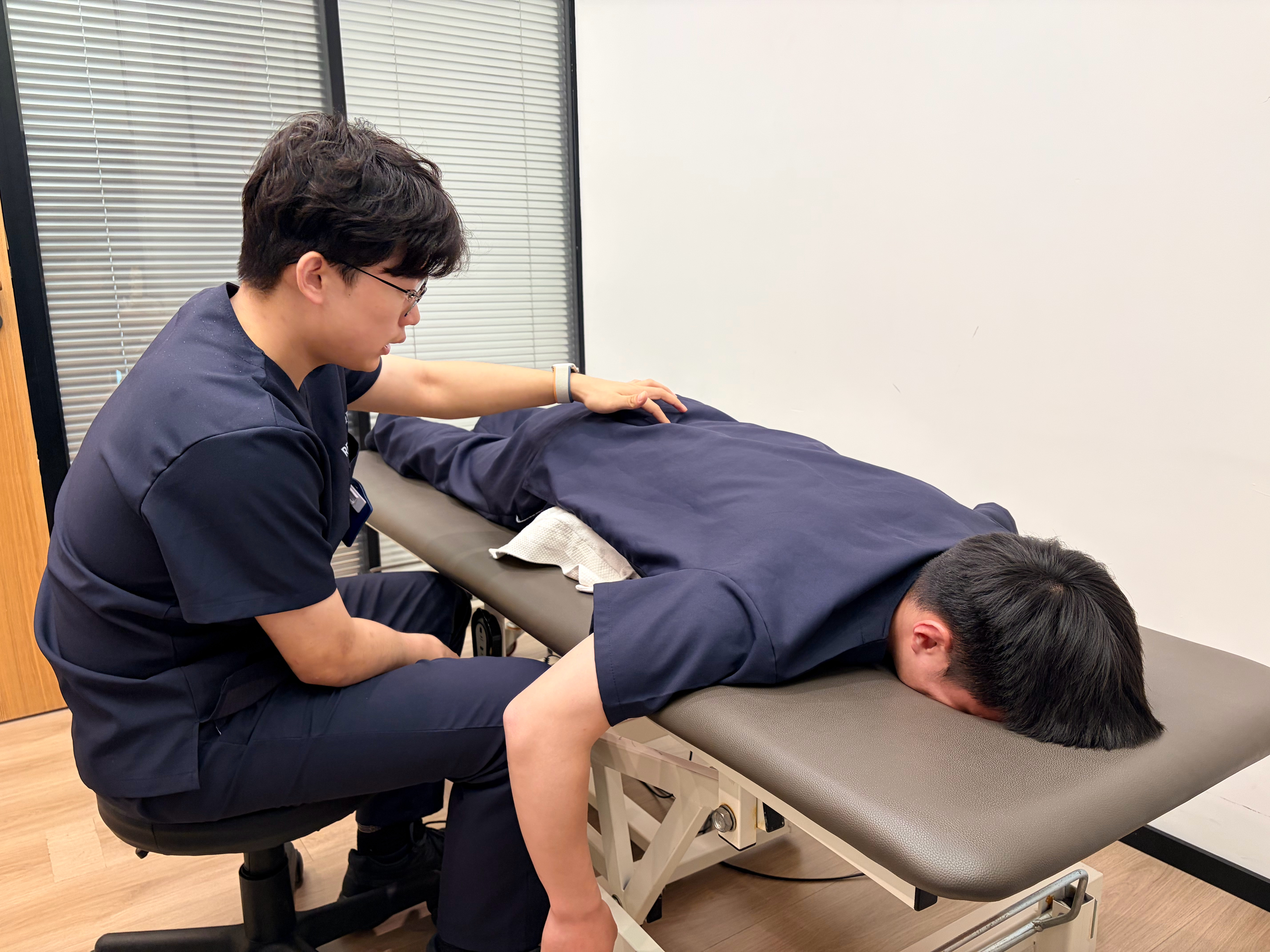 捕捉到一张，上海徐汇店的训练时刻——朋友们来猜猜，这是在做什么运动康复