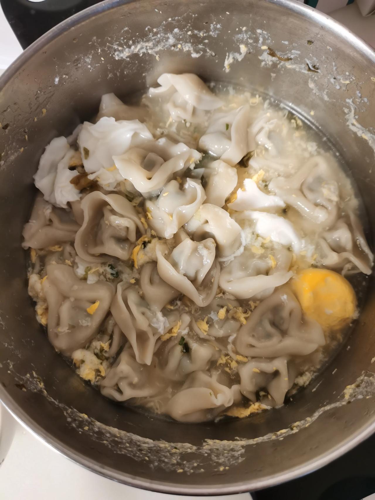 高中生的早餐
总是一锅馄饨
超市的冷冻馄饨
煮熟了挺好吃的
里面放俩荷包蛋
30