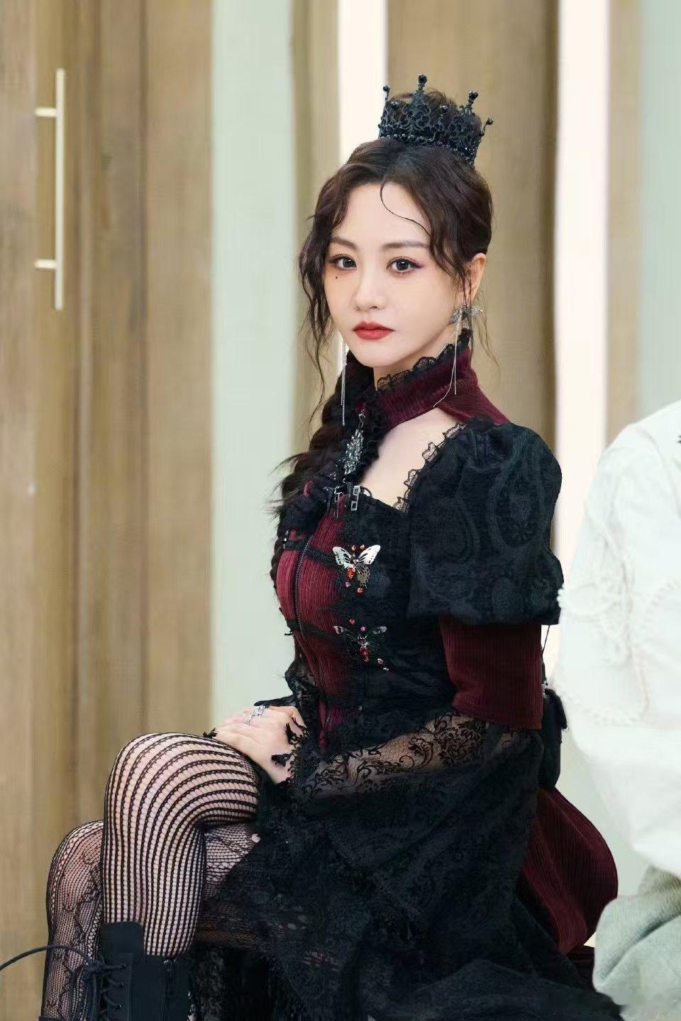 杨蓉好权威的美貌杨蓉这次造型真的绝了！黑色蝴蝶公主裙把她的温柔与灵动全展现出来了