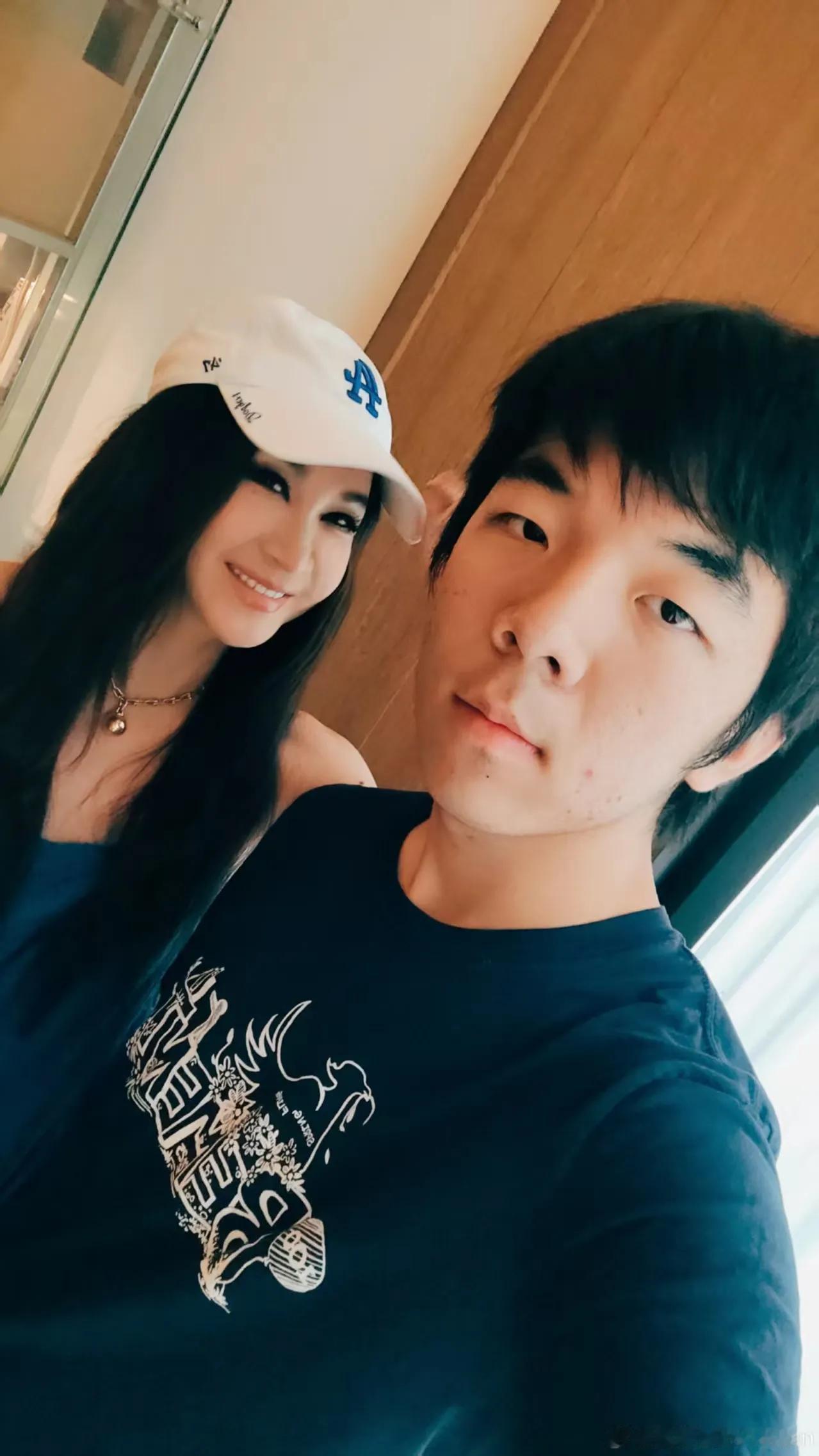 他是温碧霞的儿子。
不是亲生的，是10个月的时候被温碧霞领养的。
当时小孩儿体弱