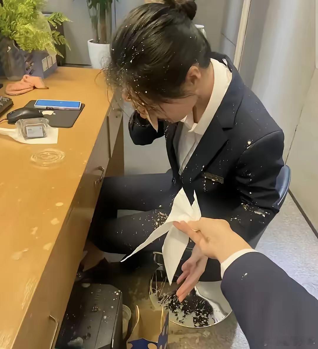 早上喝豆浆，一不下心请前台喝了。我该怎么办😱 