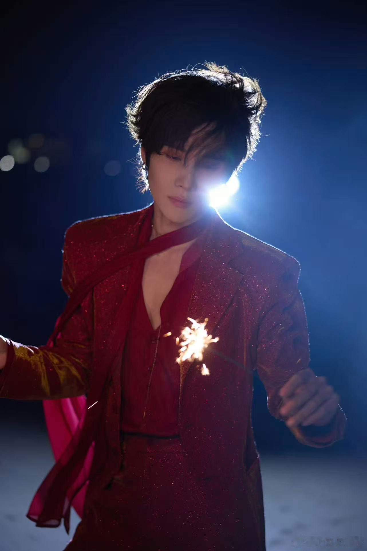 井胧被吴彦祖摸腹肌风华合伙人 井胧的腹肌线条不算夸张，但很匀称。这种身材不是突击