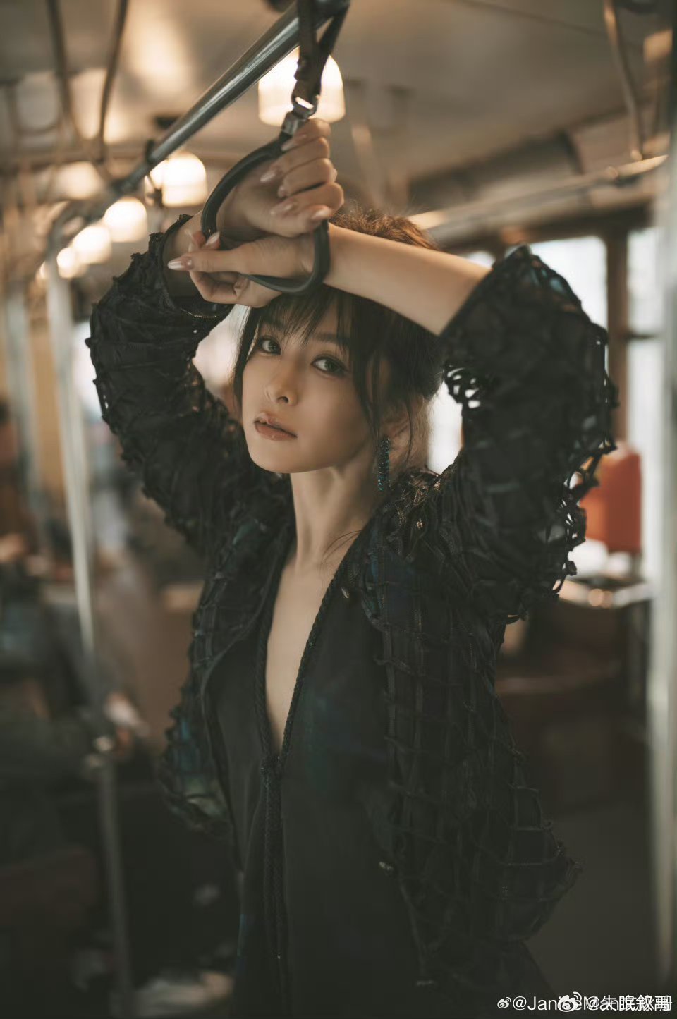 文咏珊深V今日份的美貌暴击已签收！从气质到身材，从眼神到姿态，每一个细节都在发光