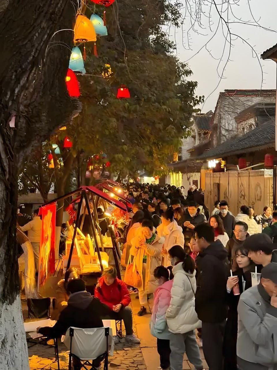 江苏年味 一起迎“酥”年 苏州年味 姑苏城这条老街上，大家正忙碌地购置年货。在市