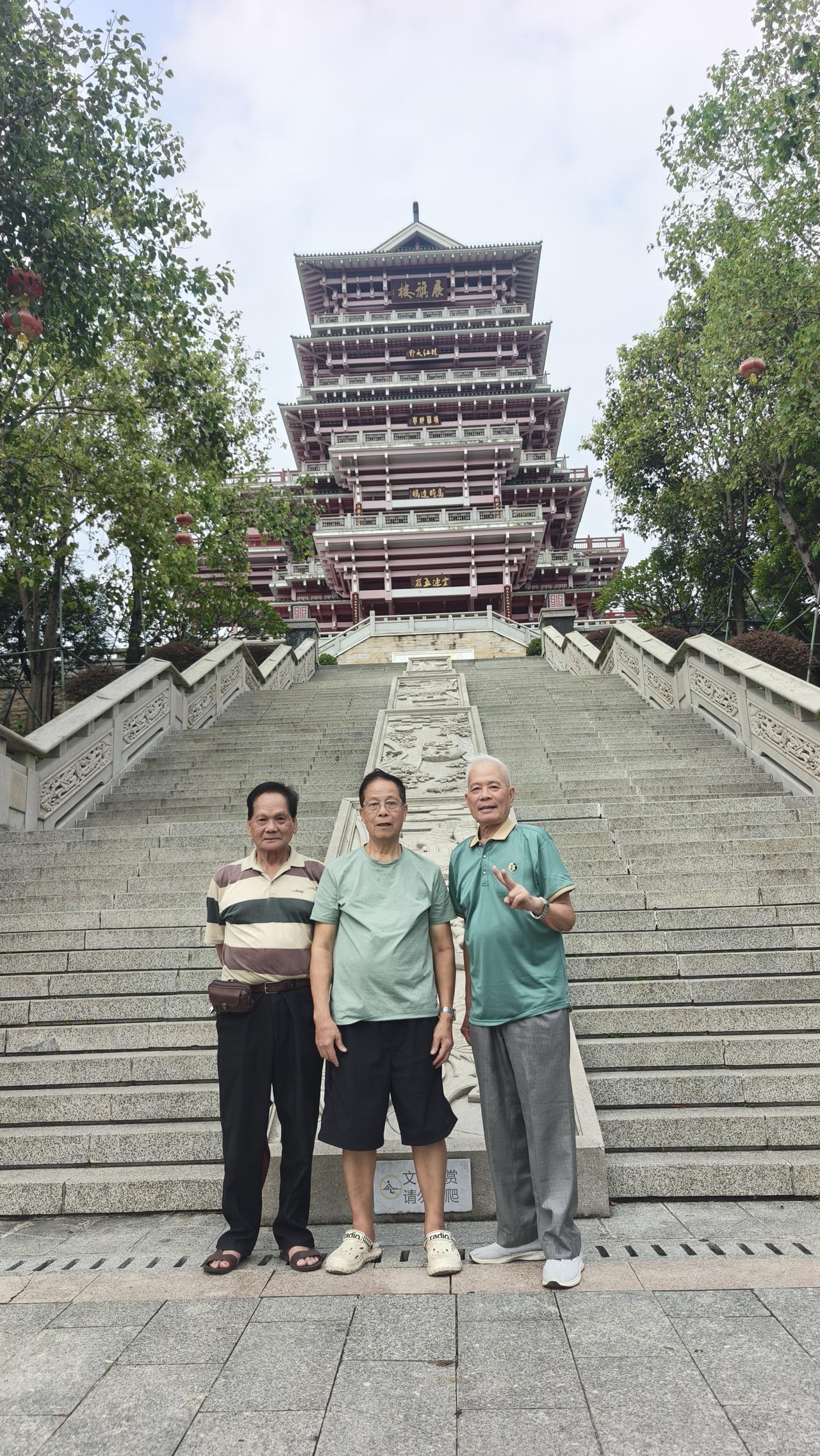 这两位是和我在60年代一起当兵的战友，至今巳有59年了，他们今次是从广州专程来探