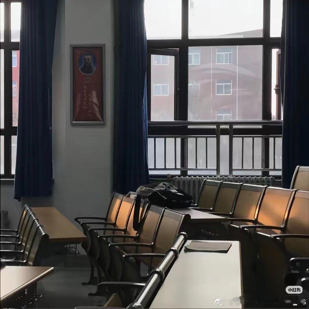 你终于发现上大学的真正主线了 原来不是追着别人卷，而是偷偷攒“生存技能”：练出一