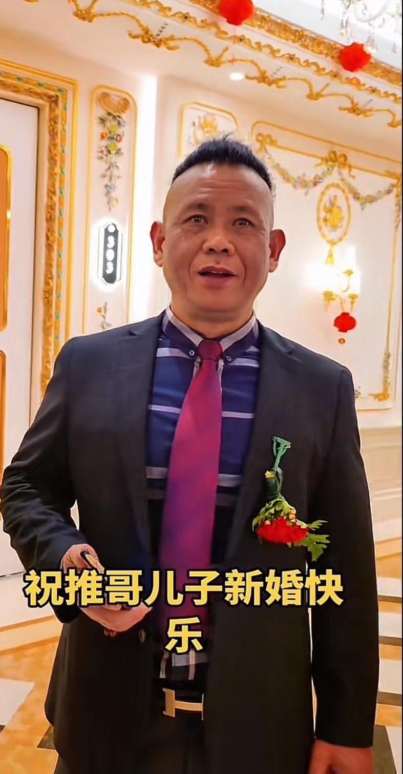 无锡光哥保镖的儿子今天结婚了，就是老推的儿子，人送外号“推土机”。
今天他可真是