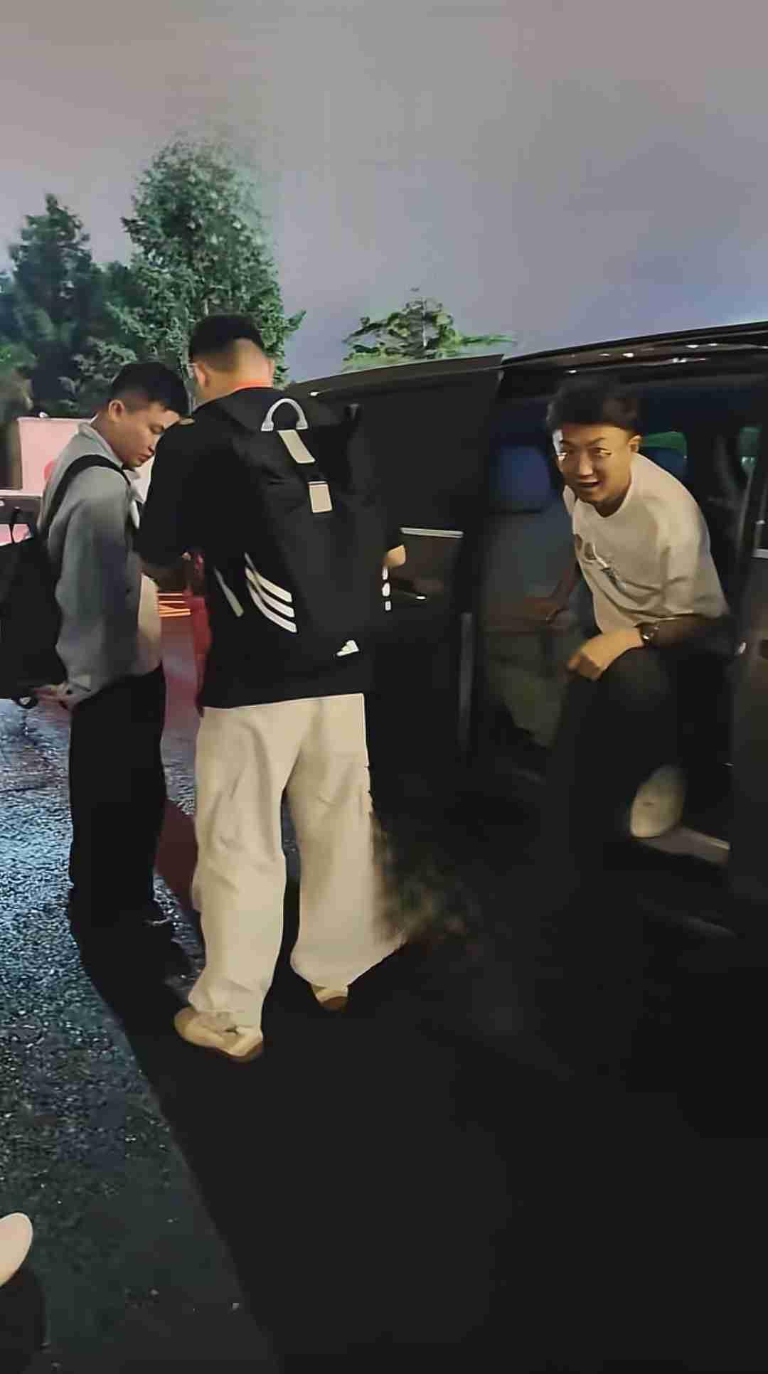 211同学们，今天晚上一直等马骞忙完现场，走到他身边关心他们的晚饭情况。

刚开