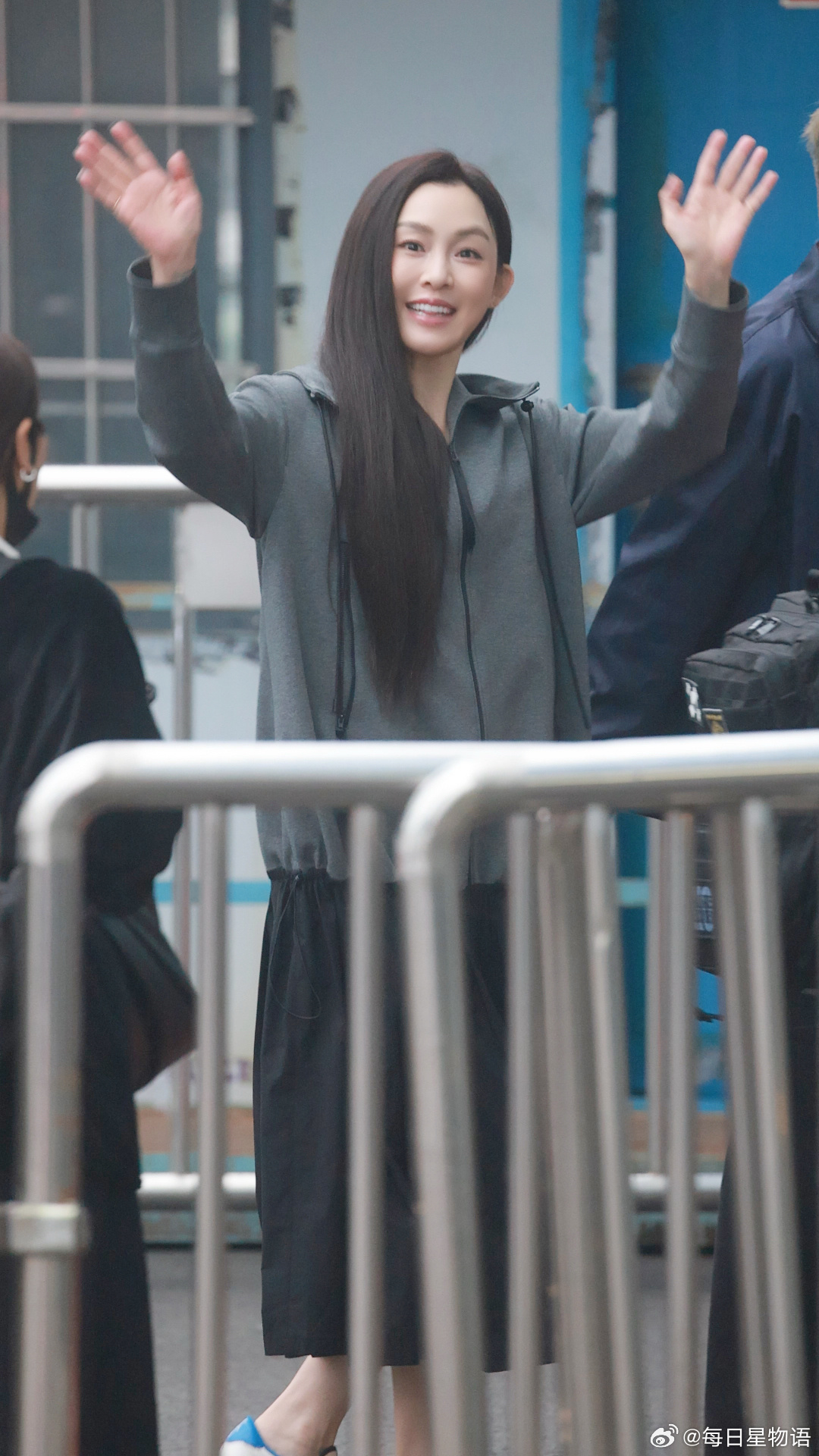 被范玮琪美了一脸乘风2026 初见面舞台上，的T台秀真的让人眼前一亮！自信从容又