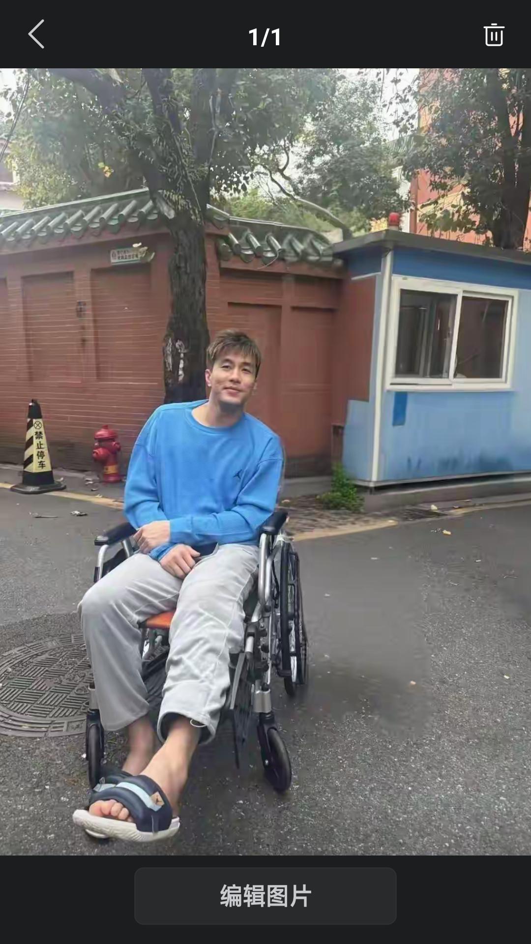 距离郭艾伦膝伤手术已过去多日，目前艾伦的伤病在慢慢康复中。相信下赛季大家一定还能