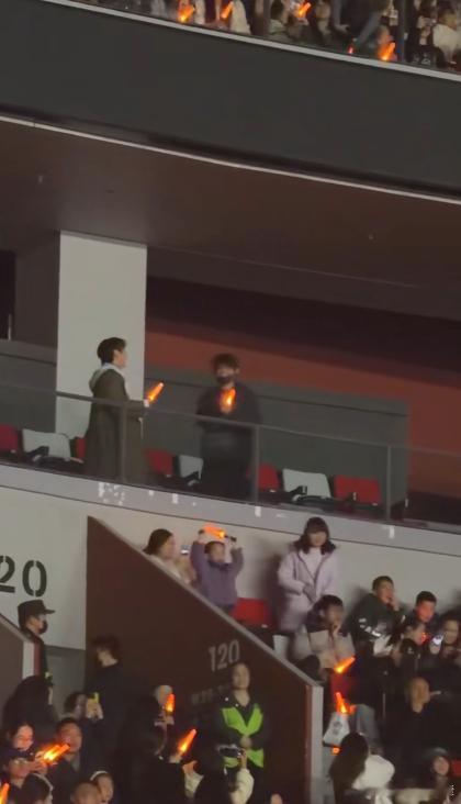 张远技能五子棋式打call 张远这打call现场太嗨啦！高举手臂，随着音乐节奏疯