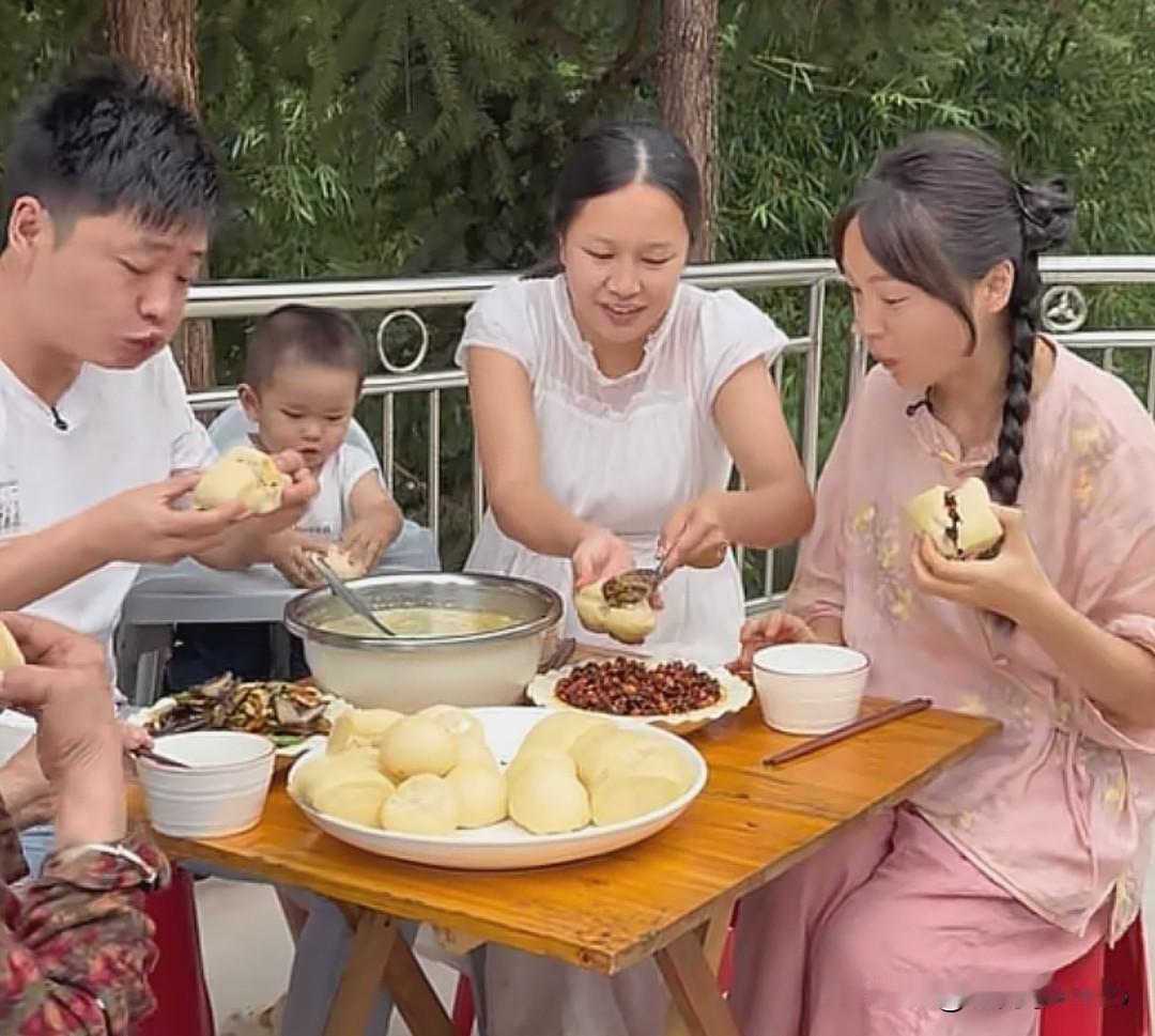 许久没吃腊肉，黄琴把家中腊肉加工做成腊肉酱。腊肉经过烤制清洗切粒，下锅熬出油脂，